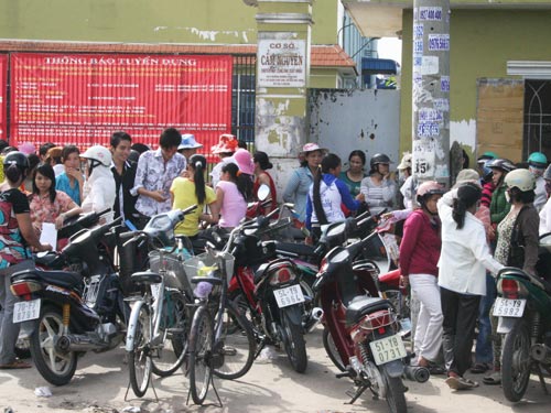 Mời công nhân nhận sổ BHXH