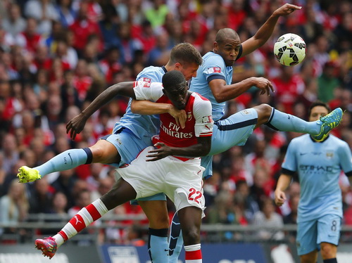 Sanogo bị kèm chặt giữa cặp trung vệ Nastasic và Boyata của Man City