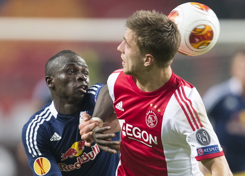 Sadio Mane (tr&aacute;i) ghi b&agrave;n cho Salzburg trước chủ nh&agrave; Ajax