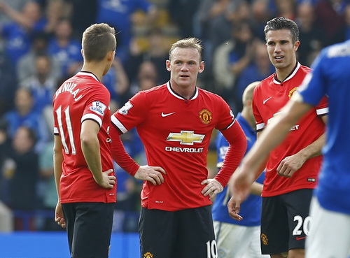 Rooney v&agrave; đồng đội kh&ocirc;ng tin v&agrave;o diễn biến trận đấu, từ chỗ dẫn b&agrave;n, M.U thua ngược 3-5