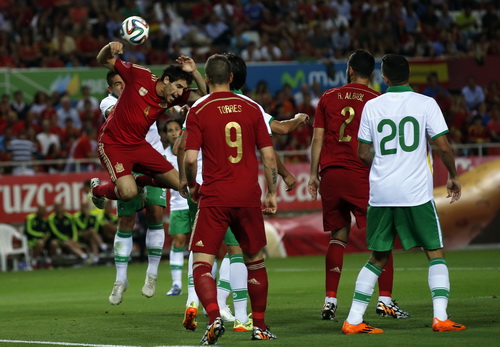 Javi Martinez tham gia tấn c&ocirc;ng v&agrave; bị phạm lỗi trong v&ograve;ng cấm Bolivia