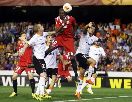 Stephane Mbia ghi b&agrave;n quyết định, đưa Sevilla v&agrave;o chung kết ph&uacute;t 90+4