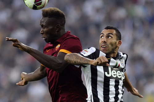 Tevez đánh chỏ vào mặt Mbiwa nhưng vô sự