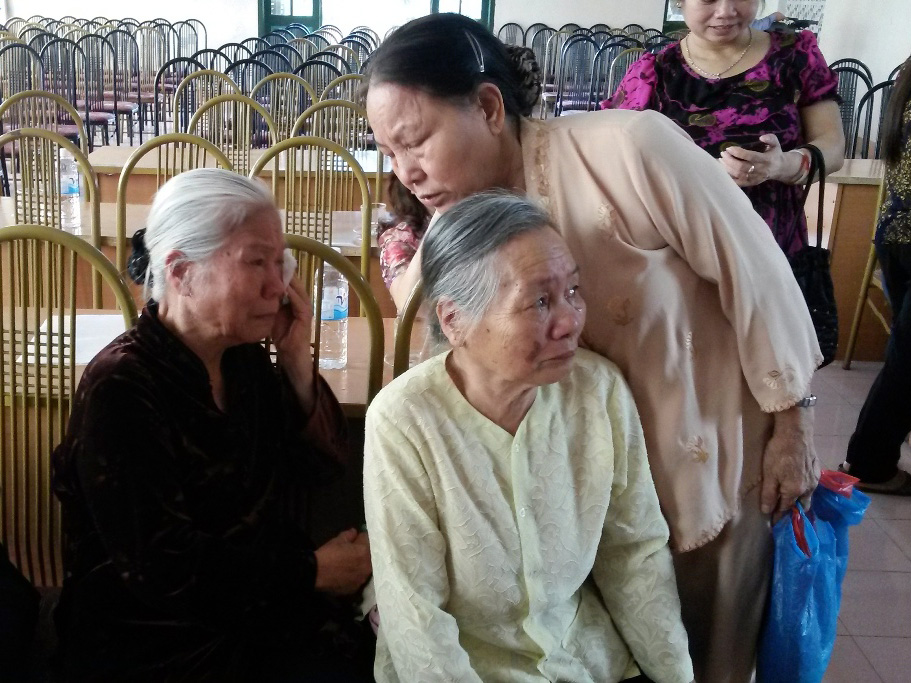 Cụ B&ugrave;i Thị Thanh - &aacute;o tối m&agrave;u, gần 80 tuổi, l&agrave; mẹ &ocirc;ng Vũ Thanh Hải - nghẹn lời: &ldquo;Được minh oan với b&agrave; con x&oacute;m giềng th&igrave; n&oacute; cũng đ&atilde; chết được 10 năm rồi&rdquo;