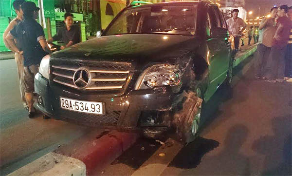 Xe Mercedes húc đổ biển báo, lao 40 m trên dải phân cách