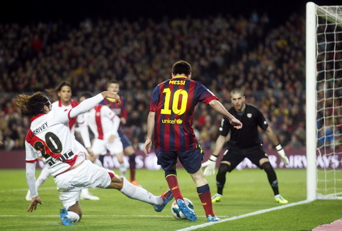 Messi lập c&uacute; đ&uacute;p, vượt qua kỷ lục của huyền thoại Telmo Zarra