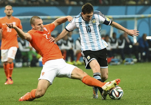 Messi bị các hậu vệ Hà Lan đeo bám quyết liệt