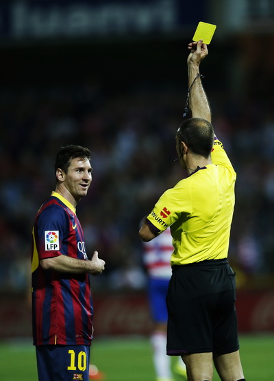 Messi nhận thẻ phạt - Hình ảnh thất thế của Barcelona