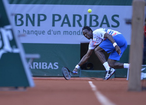 Tay vợt chủ nh&agrave; Gael Monfils rời giải