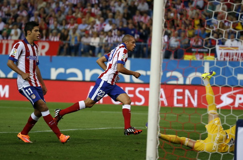 Miranda (23) ghi bàn thắng duy nhất cho Atletico Madrid