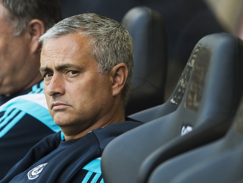 Mourinho kh&ocirc;ng giữ được sự b&igrave;nh thản khi cho rằng đội nh&agrave; bị xử &eacute;p