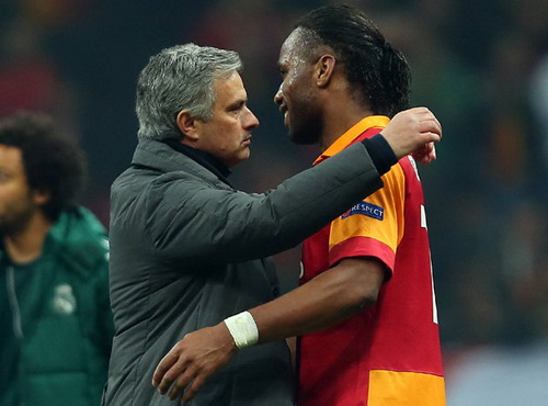 Drogba khi c&ograve;n kho&aacute;c &aacute;o Galatasaray vẫn được Jose Mourinho qu&yacute; mến