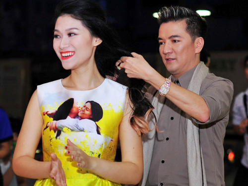 Đàm Vĩnh Hưng loay hoay sửa tóc cho “Hiệp sĩ mù”