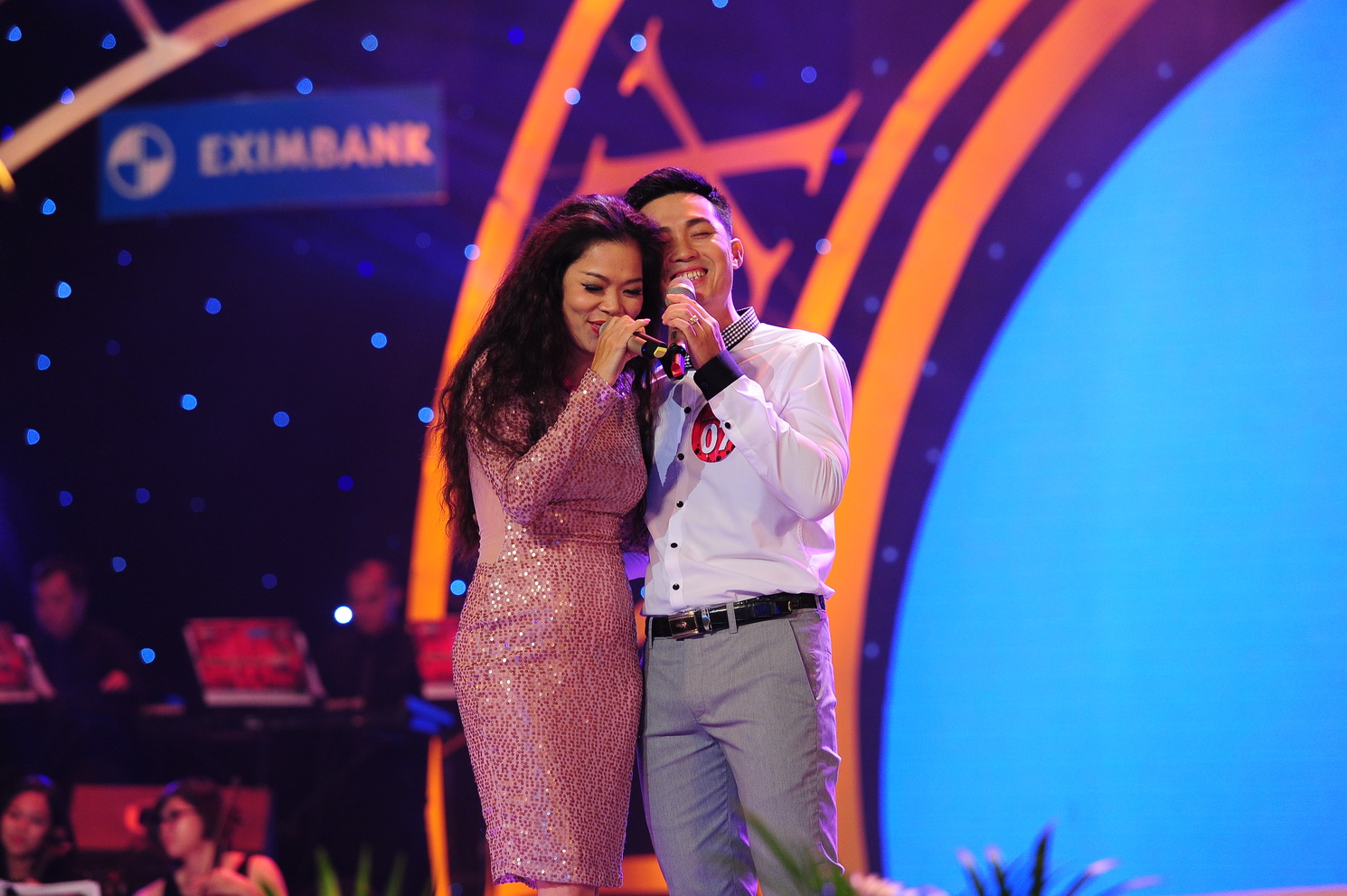 Đinh Ph&uacute; Vinh song ca với ca sỹ Mỹ Lệ