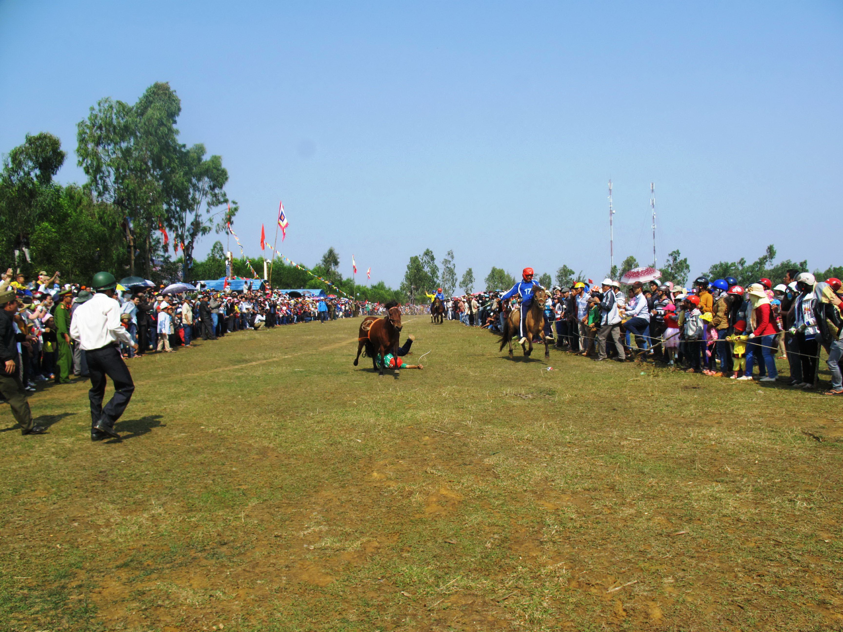 Kỵ sĩ t&eacute; lăn tr&ecirc;n trường đua.