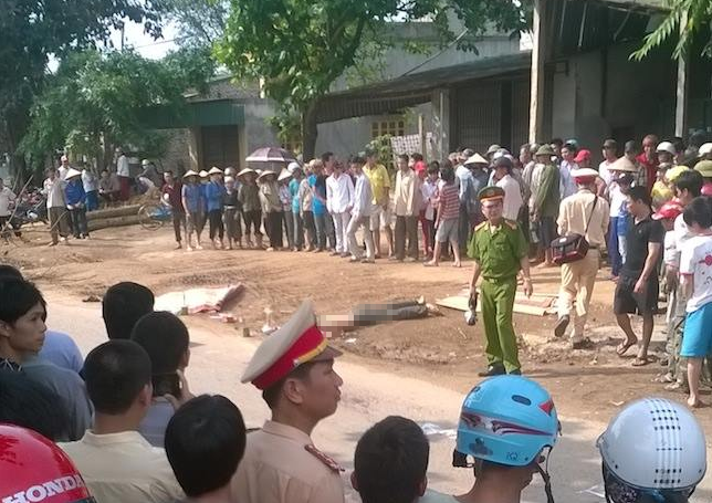 Tông vào sau xe tải, người đi xe máy bị đứt lìa đầu