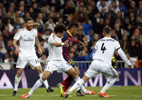 Pepe truy cản Neymar