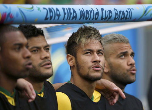 Hai m&aacute;i t&oacute;c nhuộm v&agrave;ng của Neymar v&agrave; Alves khiến HLV Dunga ngứa mắt