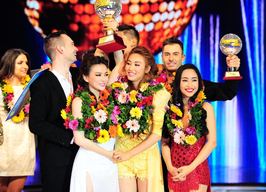 Đồng qu&aacute;n qu&acirc;n Bước nhảy Ho&agrave;n Vũ 2014 Ng&acirc;n Kh&aacute;nh (&aacute;o v&agrave;ng) đang được cho l&agrave; người sẽ thế vai Diễm Hương. Ảnh: L&yacute; V&otilde; Ph&uacute; Hưng