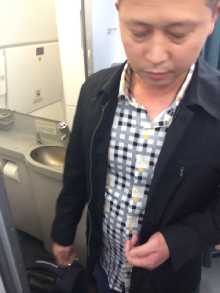 T&ecirc;n He Qunxian, kẻ cắp người Trung Quốc đ&atilde; bị bắt quả tang mang va ly của người Việt Nam v&agrave;o toilet lục lọi, ăn trộm