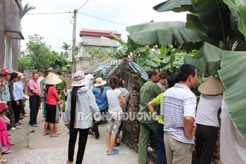 H&agrave;ng x&oacute;m b&agrave;ng ho&agrave;ng trước vụ &aacute;n mạng chồng ch&eacute;m chết vợ v&agrave; con - Ảnh: B&aacute;o Hải Dương