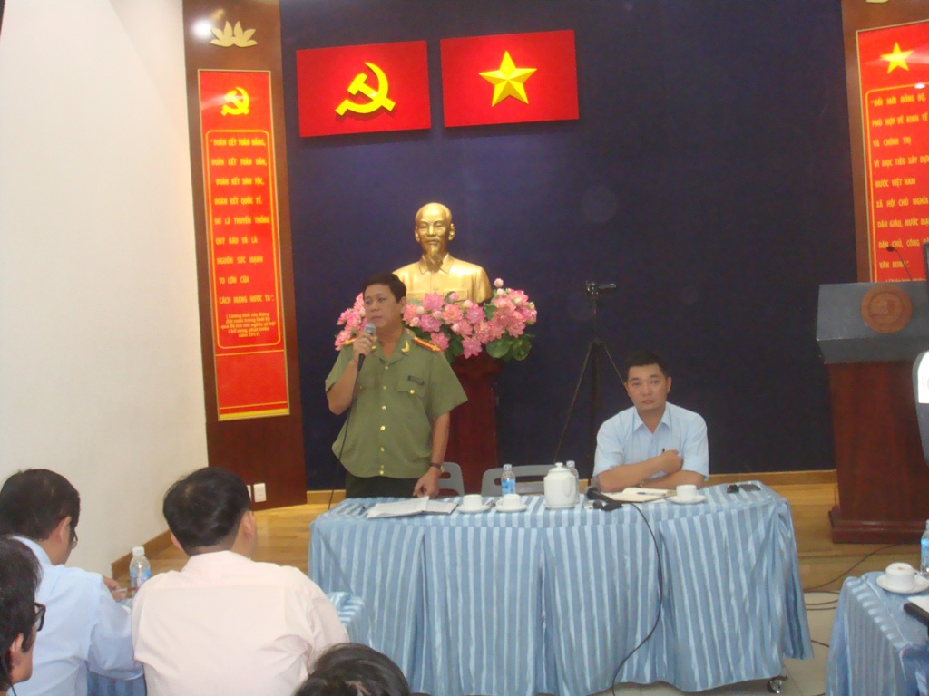 Thượng t&aacute; Nguyễn Thanh Li&ecirc;m (b&ecirc;n tr&aacute;i), Ph&oacute; trưởng C&ocirc;ng an quận 1 - TP HCM, th&ocirc;ng tin về vụ b&agrave; Mai tự thi&ecirc;u v&agrave;o s&aacute;ng 23-5, nhằm phản đối Trung Quốc.