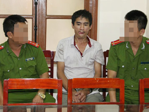 Bắt quả tang 2 người đang vận chuyển 100 bánh heroin