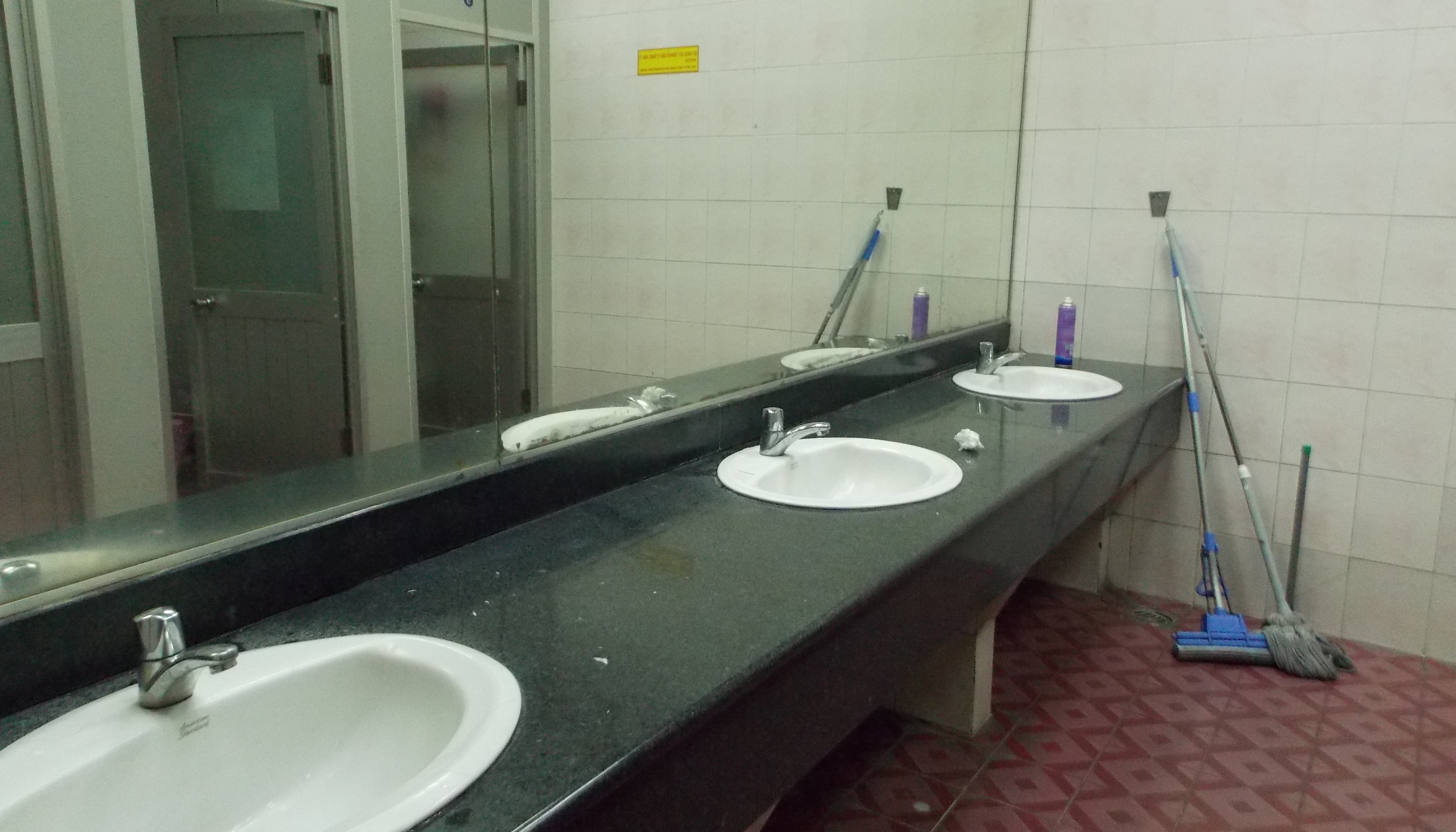 Dụng cụ l&agrave;m vệ sinh để cả ở toilet d&agrave;nh cho kh&aacute;ch đi m&aacute;y bay