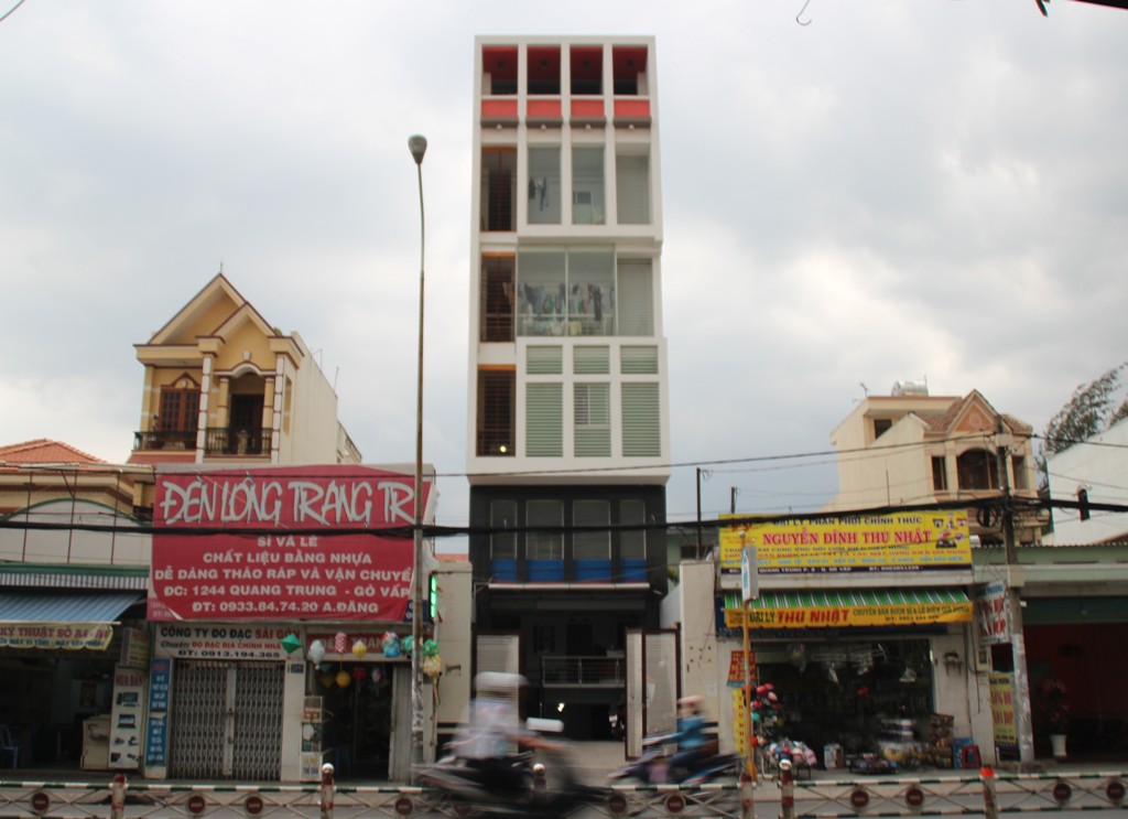 Xác người mất đầu, tay, chân phân hủy trong phòng trọ