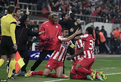 Olympiakos lập kỳ tích