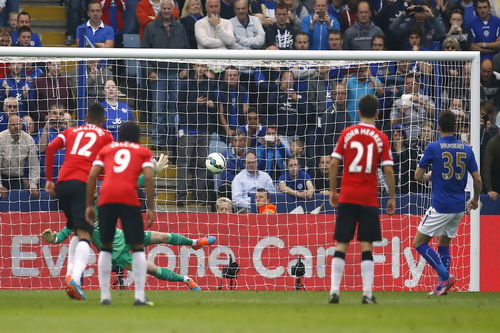 Nugent ghi b&agrave;n từ chấm 11 m&eacute;t cho Leicester