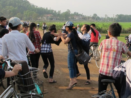 Cảnh nữ sinh lao v&agrave;o đ&aacute;nh bạn trước cổng trường