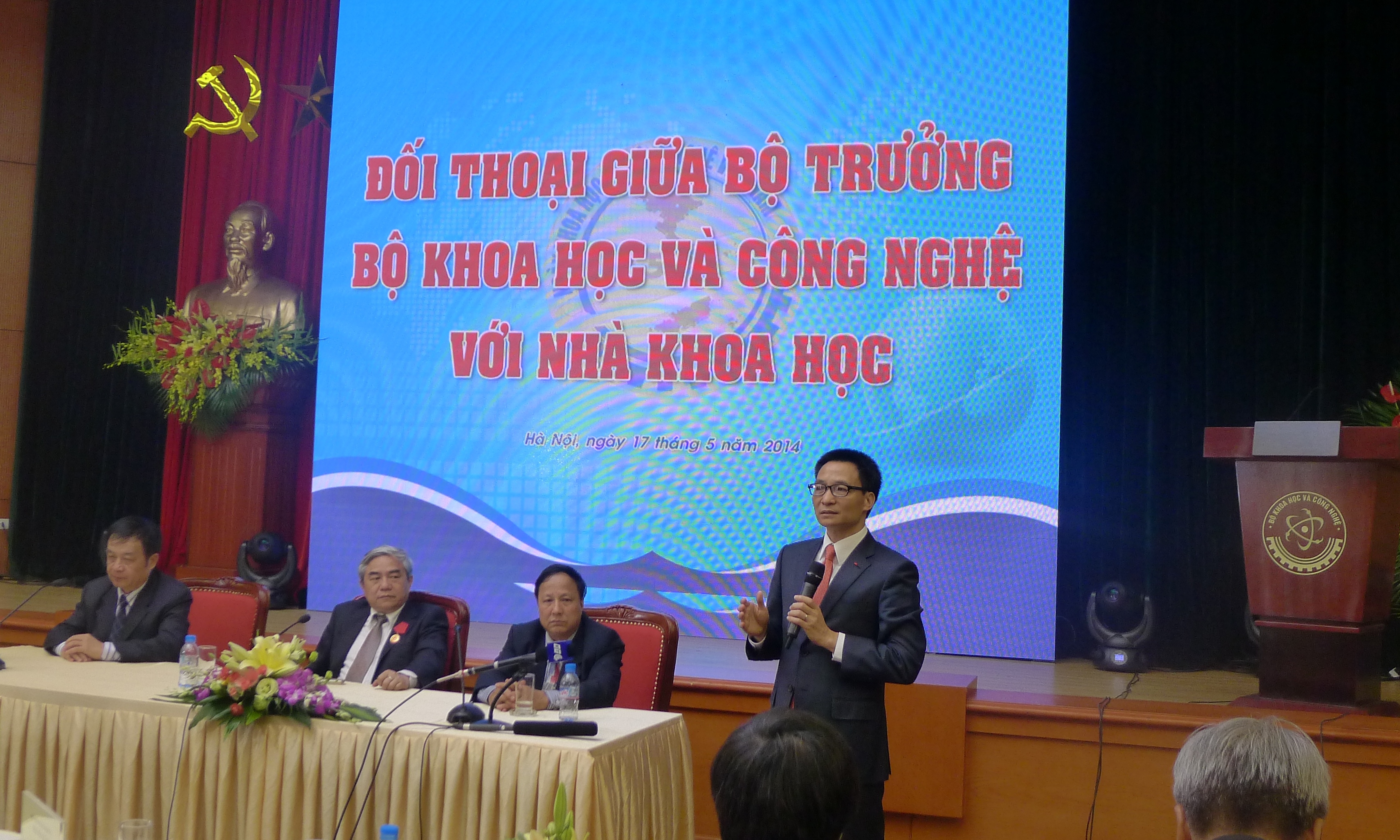 Ph&oacute; Thủ tướng Vũ Đức Đam trả lời c&acirc;u hỏi của c&aacute;c nh&agrave; khoa học về vấn đề Biển Đ&ocirc;ng s&aacute;ng 17-5