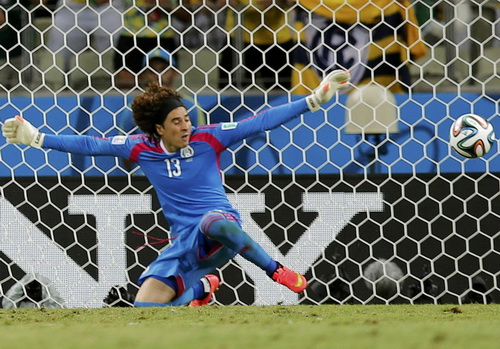 Người hùng Ochoa giúp Mexico cản bước Brazil