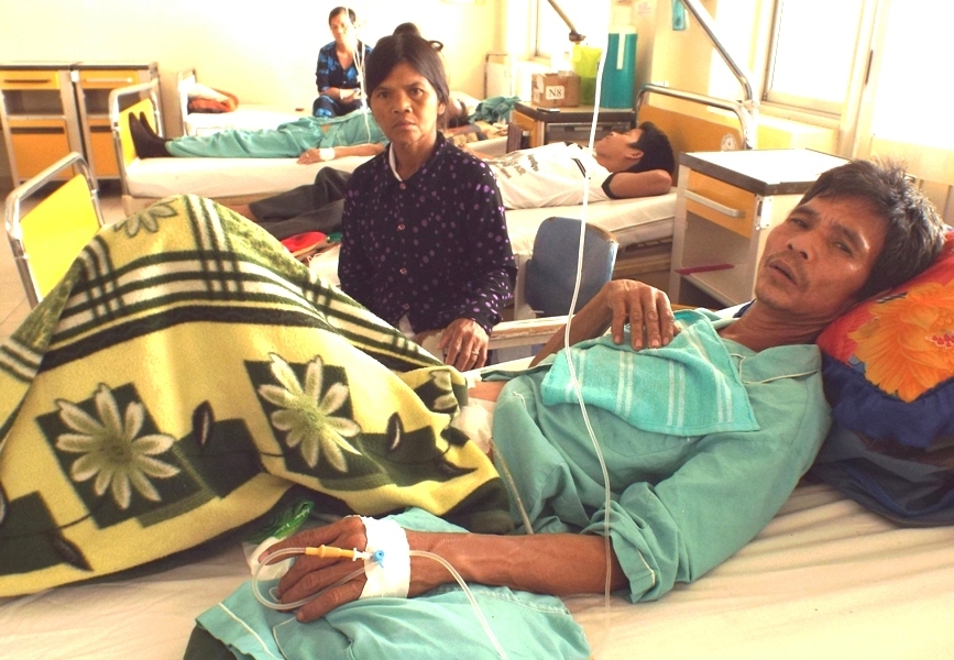 Bác sĩ làm thủng bàng quang đưa nạn nhân 2 triệu đồng