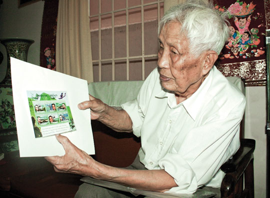 Ông Kiều Xuân Cư và một trong những bộ tem về Đại tướng Võ Nguyên Giáp _Ảnh: KỲ NAM