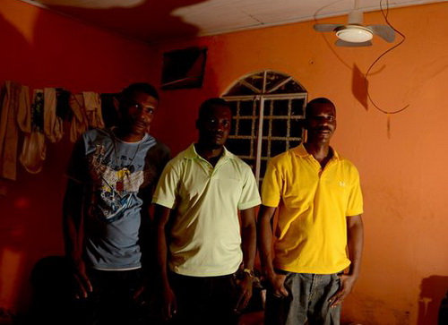 Jean-Michel, Onick và Ronain, ba lao động nhập cư người Haiti tại nơi cư ngụ