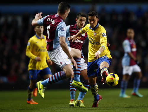Ozil tả xung hữu đột trong vòng vây Aston Villa