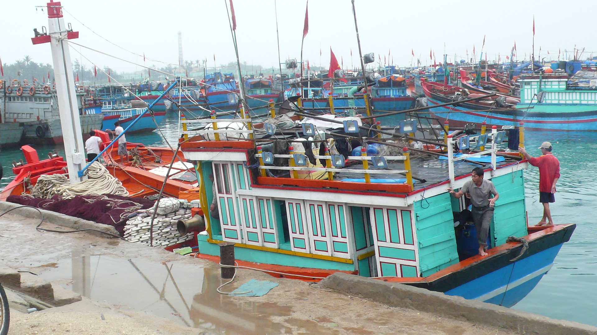 T&agrave;u c&aacute;c hối hả cập bờ để kịp đ&oacute;n Tết với gia đ&igrave;nh

&nbsp;