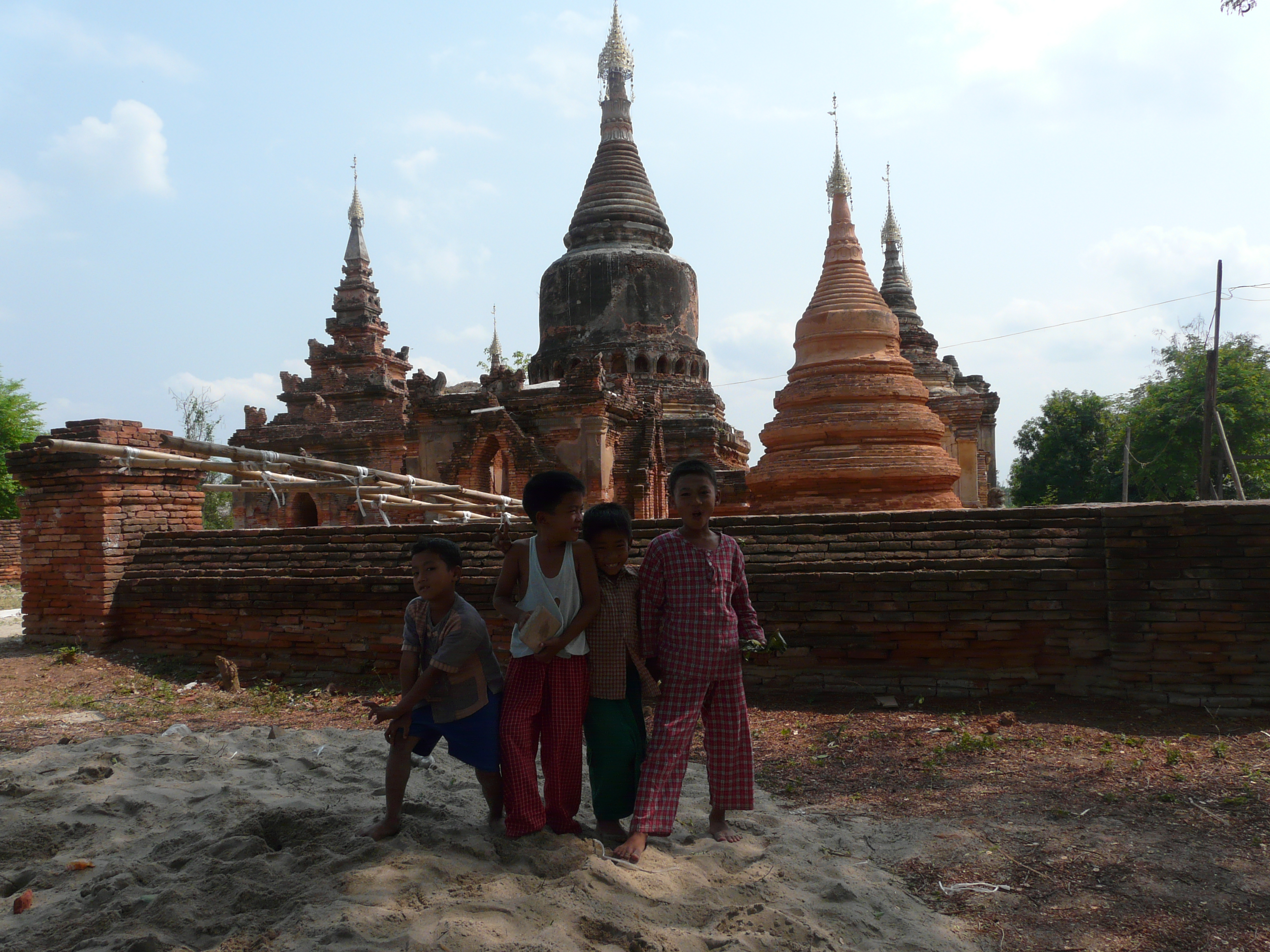 Trẻ em Myanmar b&ecirc;n những khu th&aacute;p cổ