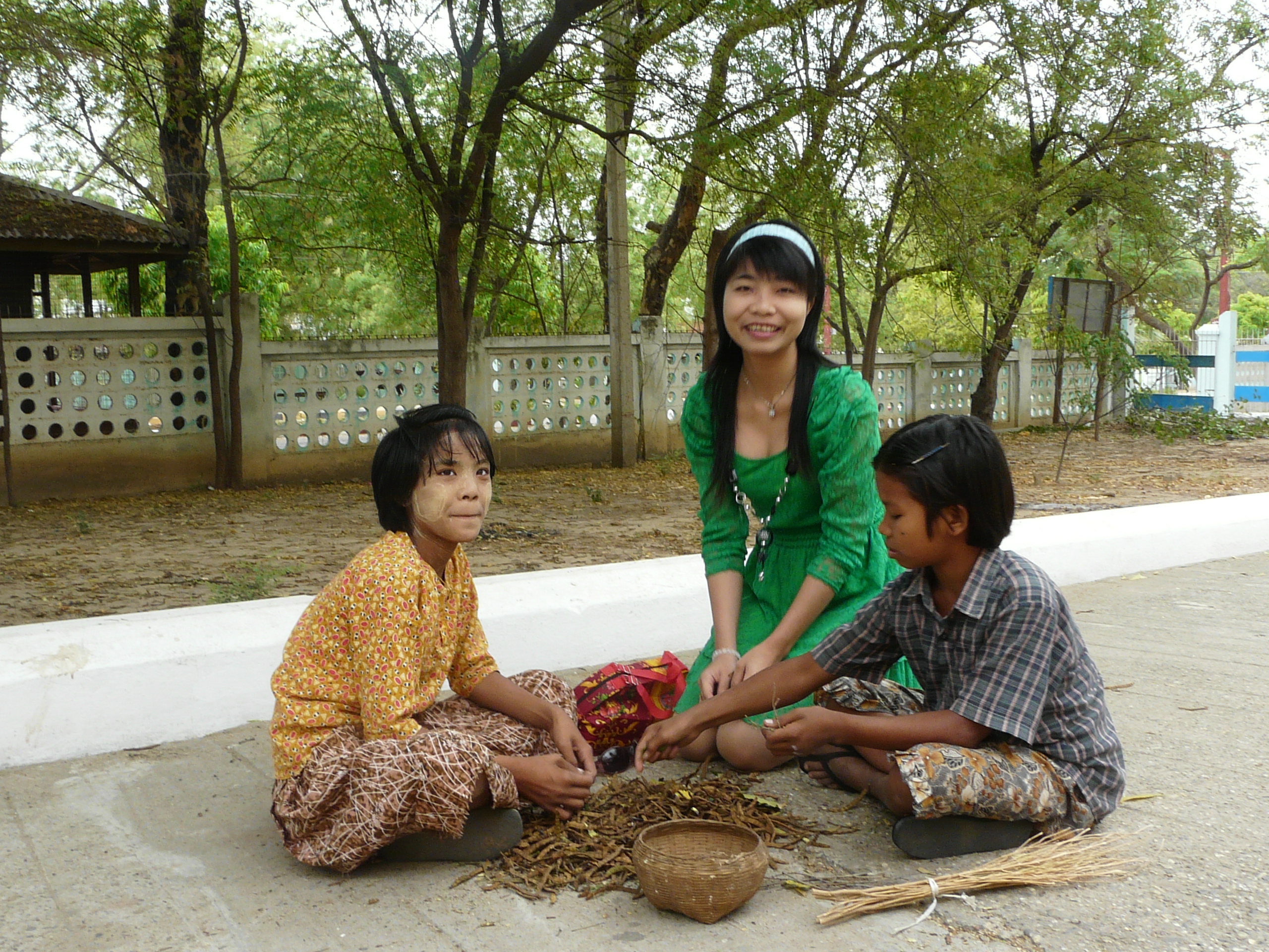 T&aacute;c giả cơi đ&ugrave;a với trẻ em Bagan