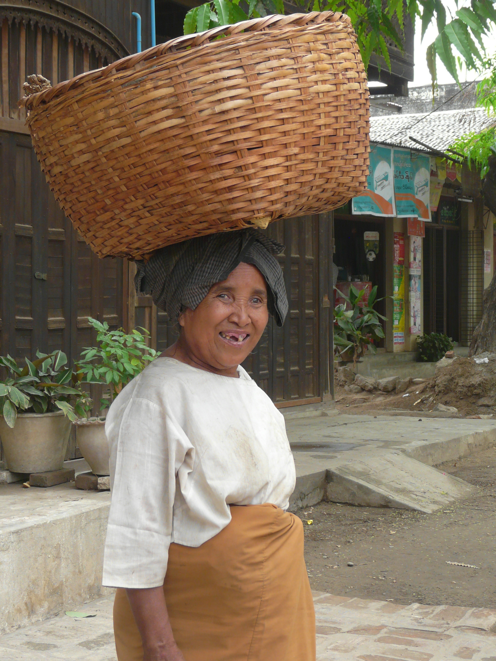 Người gi&agrave; ra phố