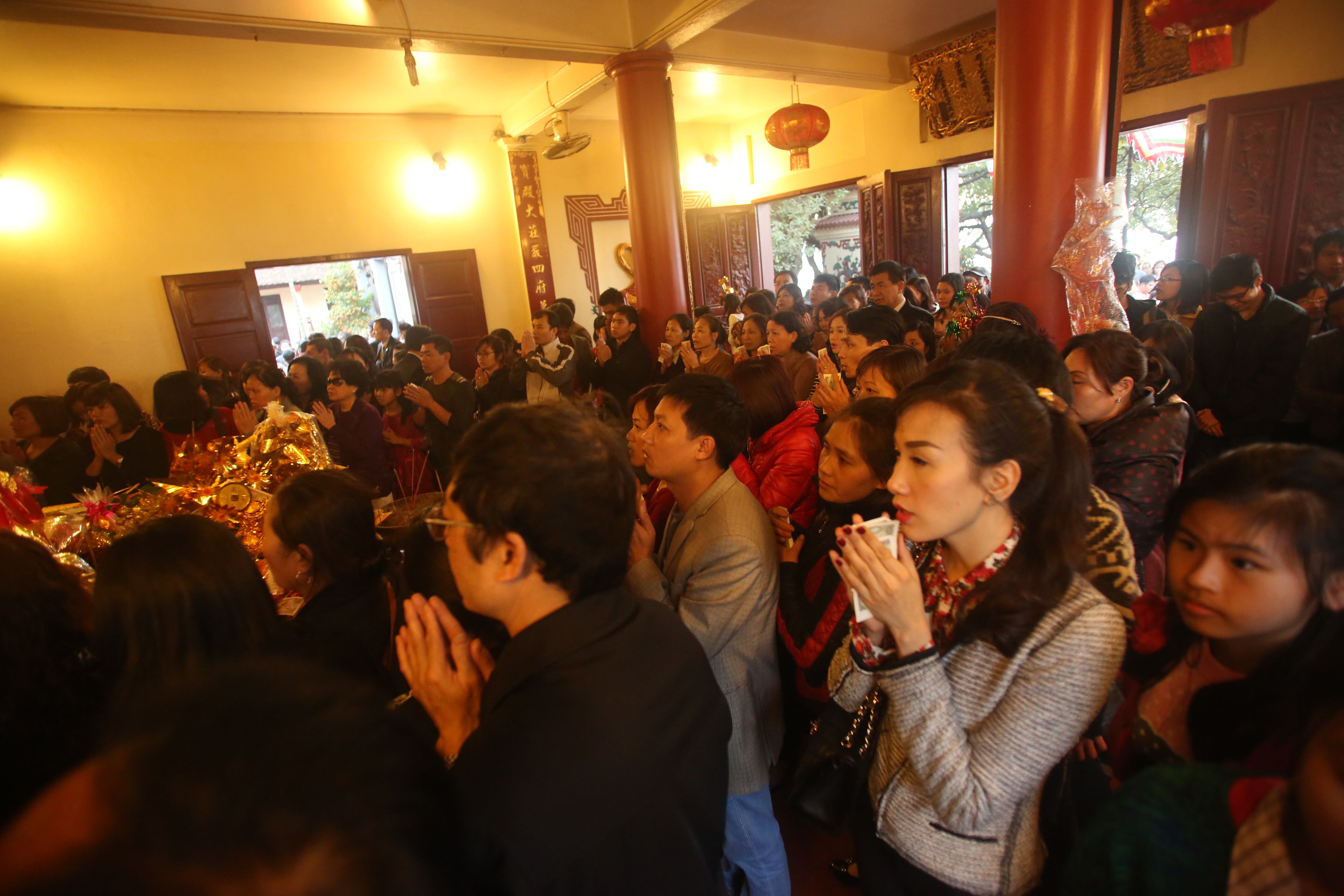 Chen nhau vào Phủ Tây Hồ cầu tài lộc