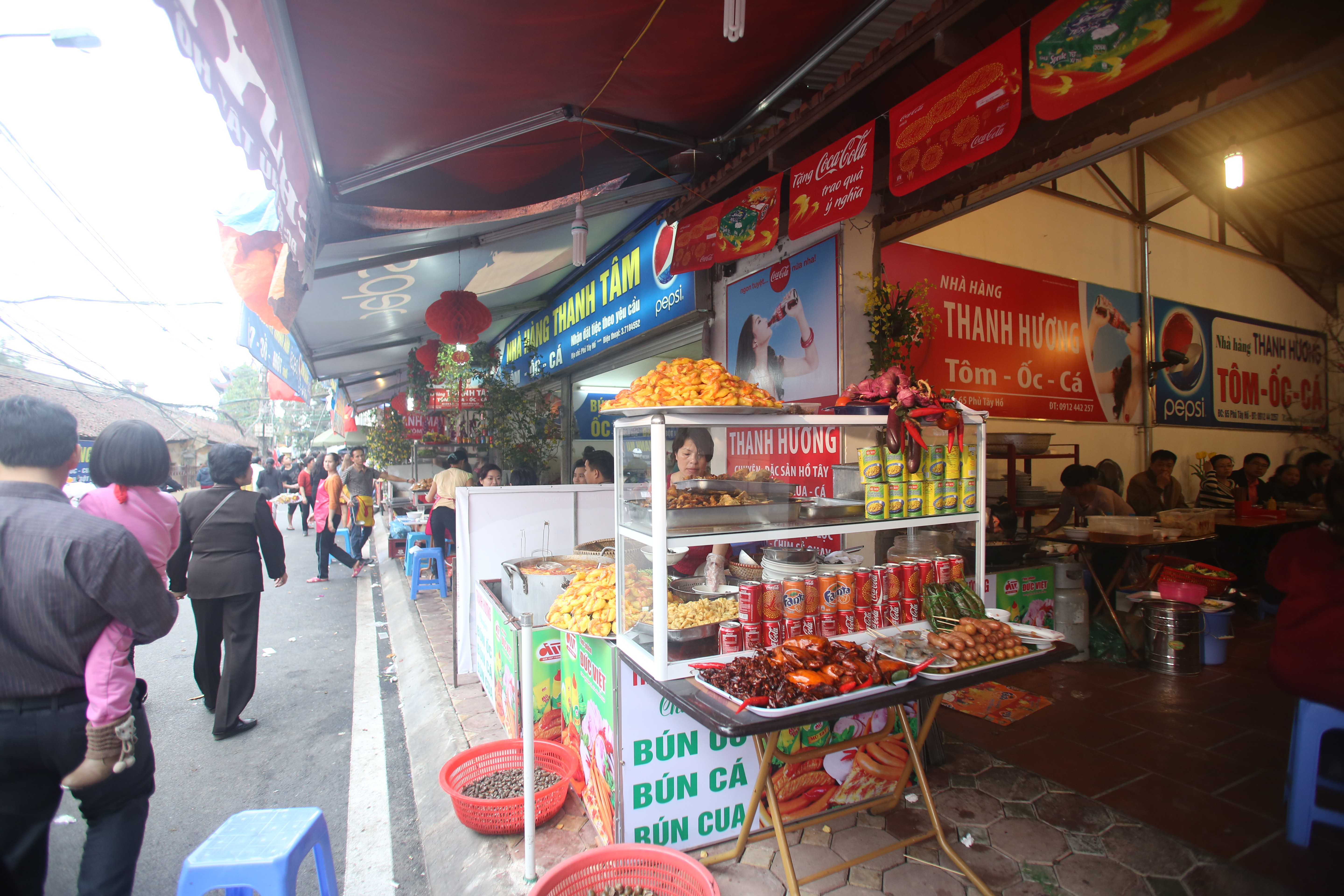 C&aacute;c qu&aacute;n ăn, nh&agrave; h&agrave;ng quanh Phủ T&acirc;y Hồ thi nhau h&eacute;t gi&aacute; những ng&agrave;y n&agrave;y.