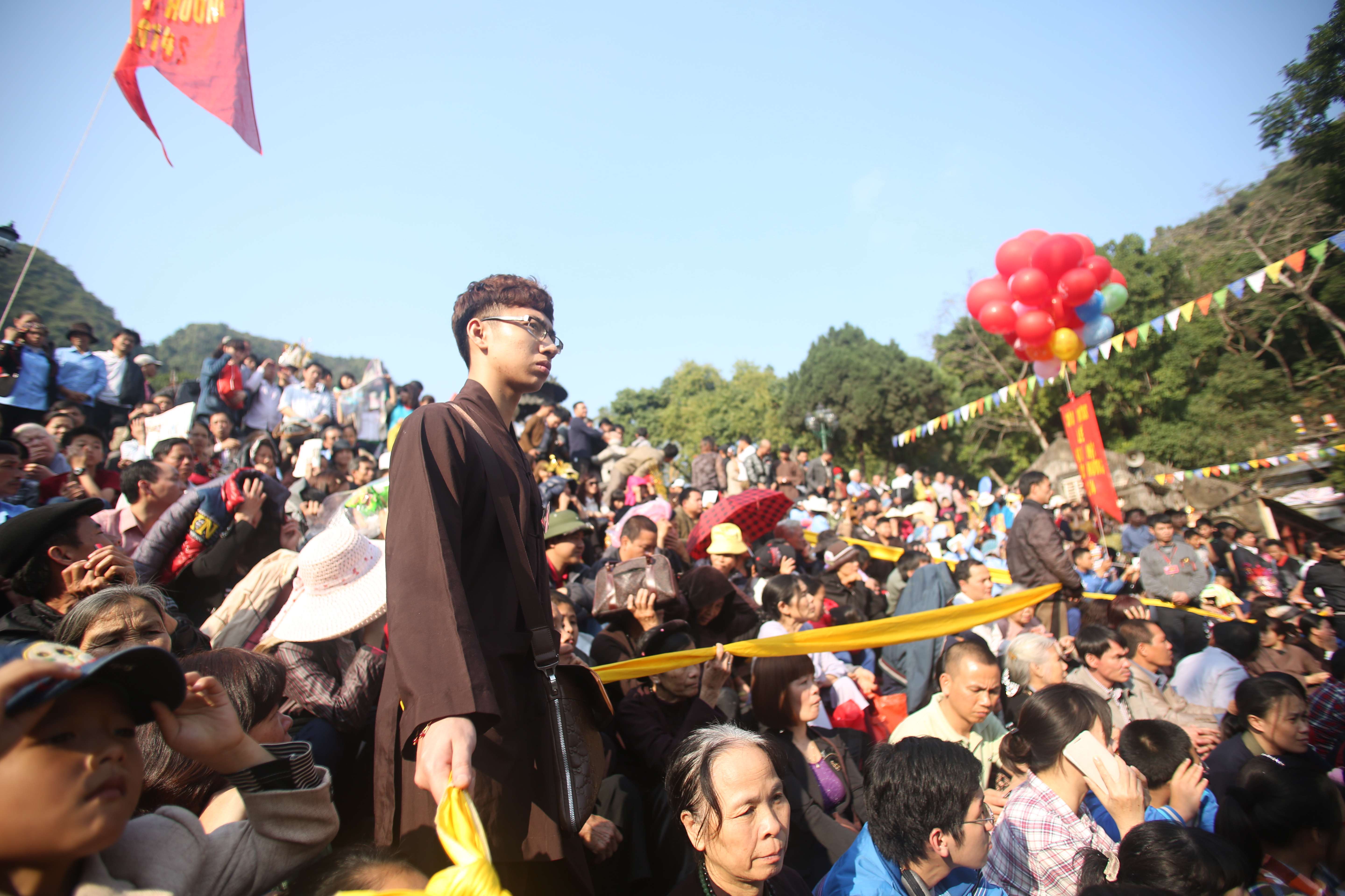 Như thường lệ, du kh&aacute;ch h&agrave;nh hương trong ng&agrave;y khai hội lu&ocirc;n qu&aacute; t&agrave;i