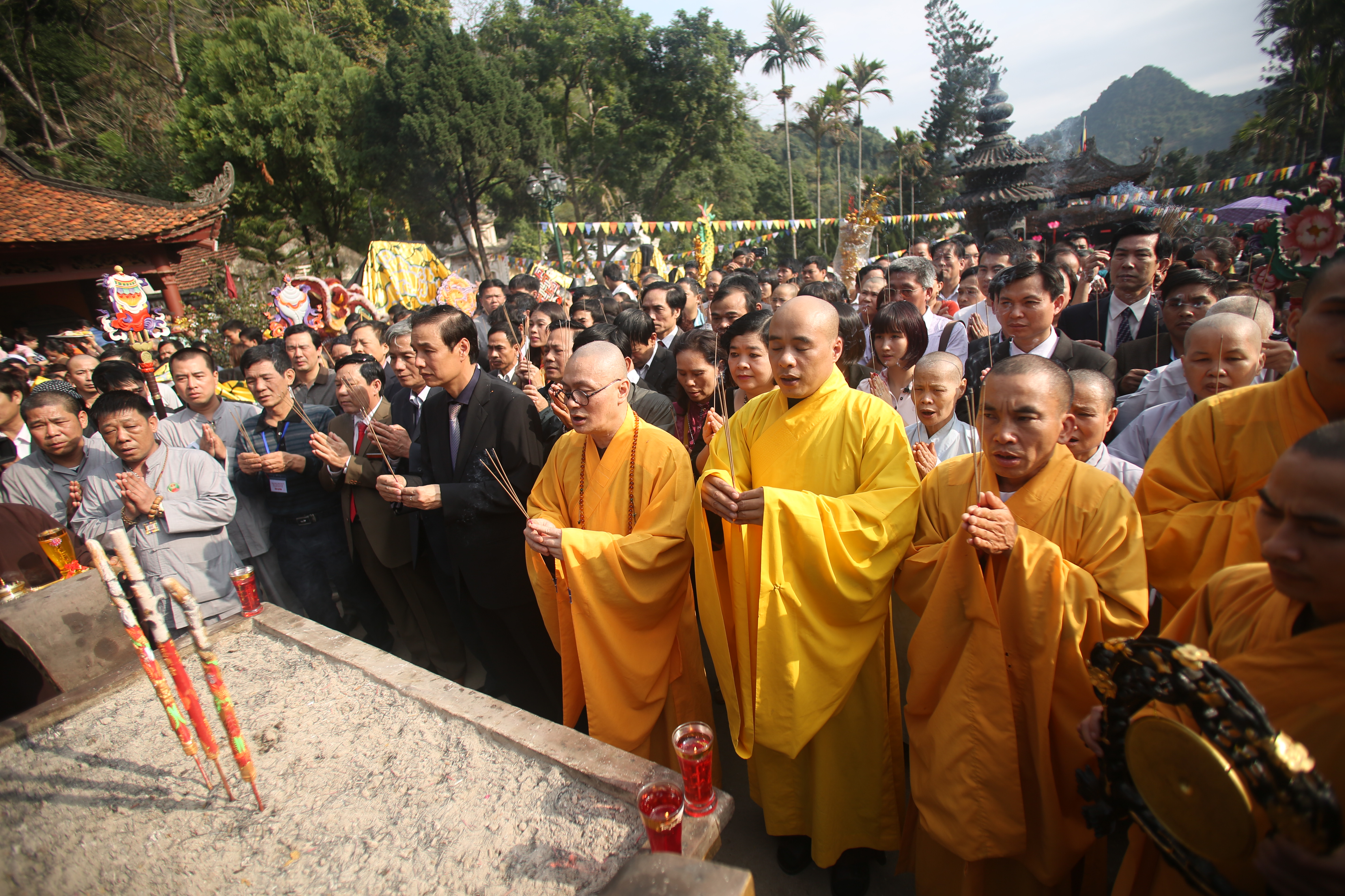 Thượng toạ Th&iacute;ch Minh Hiền, trụ tr&igrave; ch&ugrave;a Hương dẫn đầu c&aacute;c chư tăng v&agrave; c&aacute;c đại biểu thắp hương tại Thi&ecirc;n Tr&ugrave;