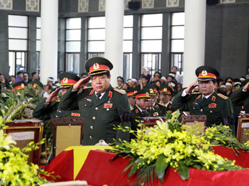 Đại tướng Ph&ugrave;ng Quang Thanh - Bộ trưởng Bộ Quốc ph&ograve;ng, Ph&oacute; B&iacute; thư Qu&acirc;n ủy Trung ương - viếng 18 liệt sĩ