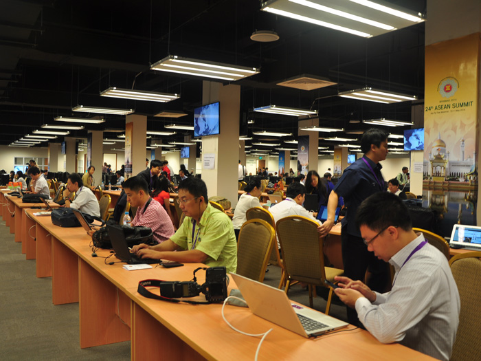 Các phóng viên Việt Nam và quốc tế tác nghiệp tại trung tâm báo chí của Hội nghị cấp cao ASEAN - Ảnh: Thế Dũng