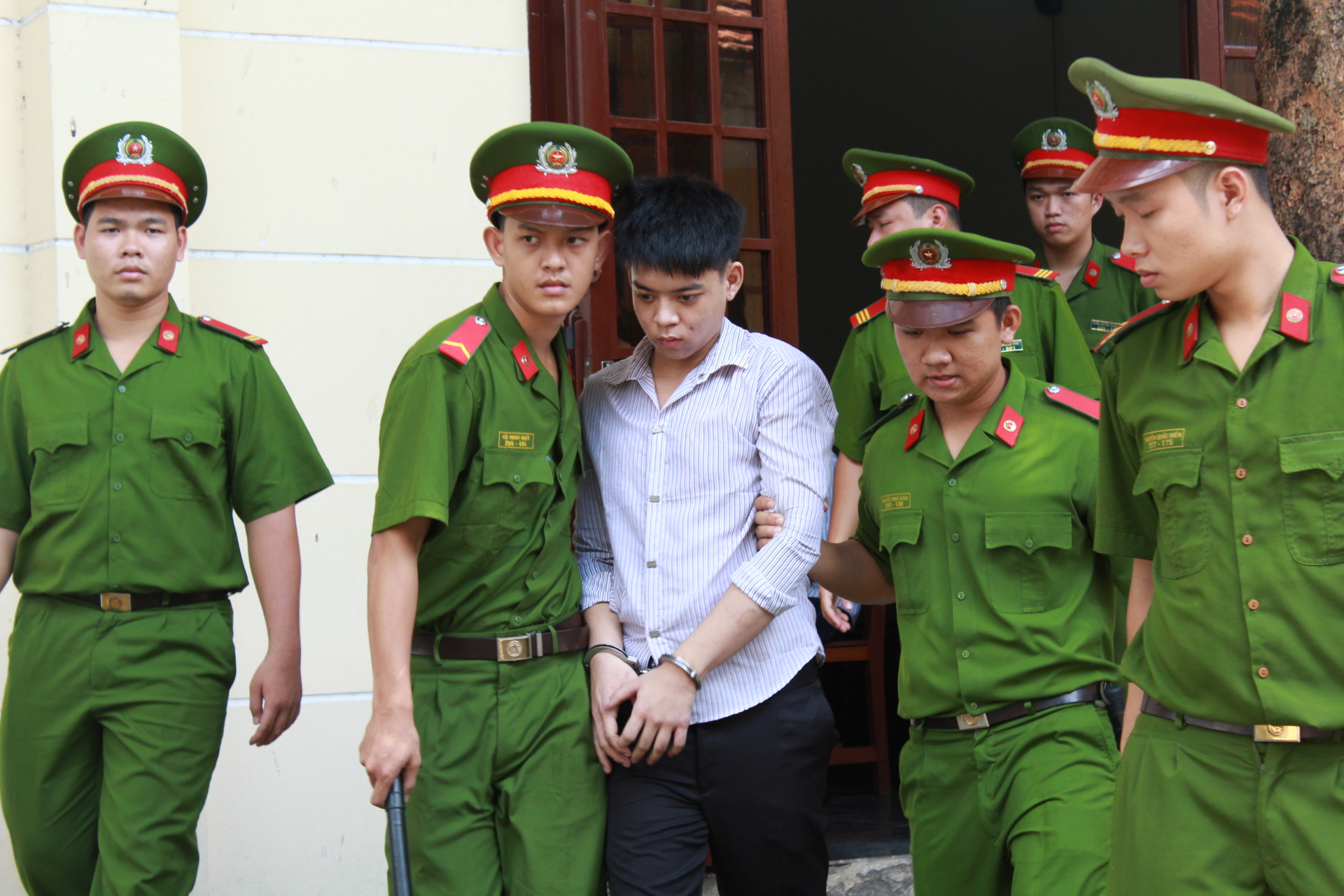 Bị c&aacute;o Phạm Th&agrave;nh Đạt bị &aacute;p giải ra xe chở về trại giam, sau khi HĐXX tuy&ecirc;n 7 năm t&ugrave; về tội giết người v&agrave;o s&aacute;ng 12-8.