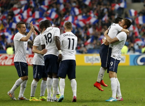 Valbuena được Giroud (9) công kênh với ba đường kiến tạo thành bàn